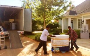 What are the benefits of hiring a trash removal service?